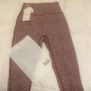 M leggings legacy- vineyard red bossy
